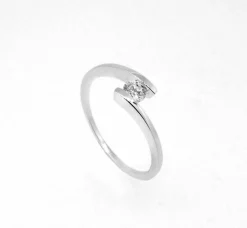 ANILLO ORO 18 KILATES CON DIAMANTE