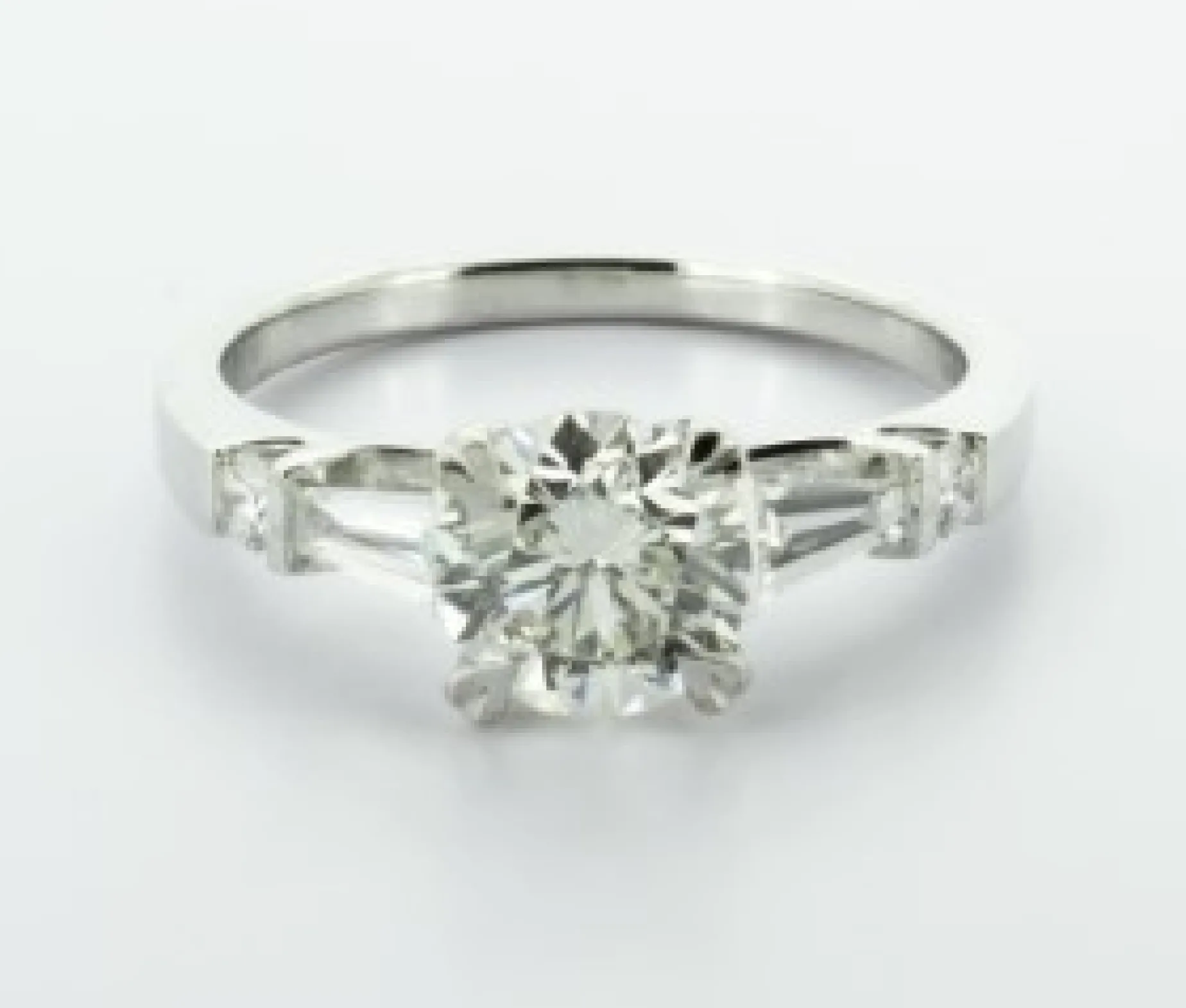ANILLO ORO 18 KILATES CON DIAMANTES