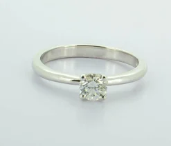ANILLO ORO 18 KILATES CON DIAMANTES