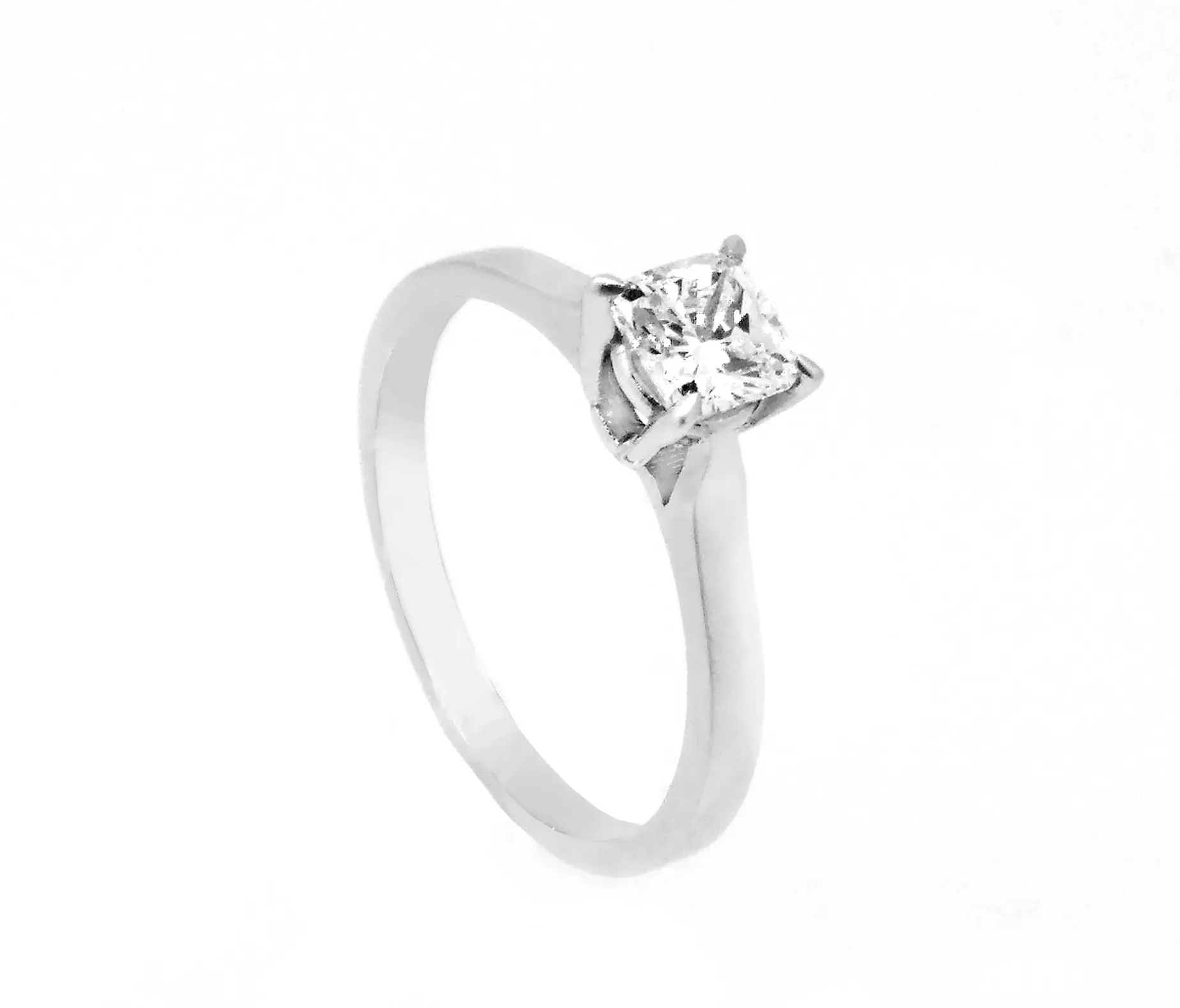ANILLO ORO 18 KILATES CON DIAMANTE